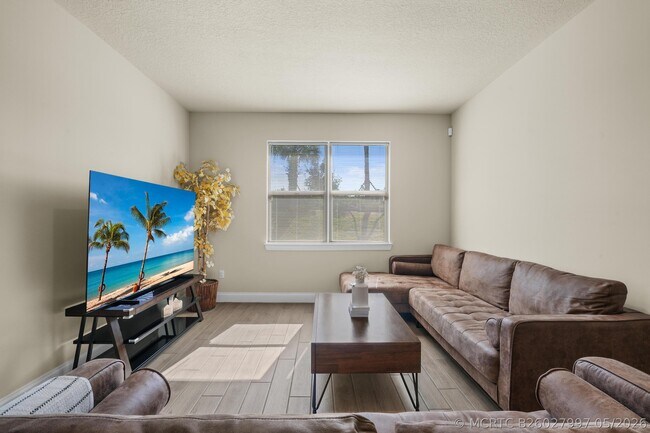 Building Photo - 8588 Dahlia Cir