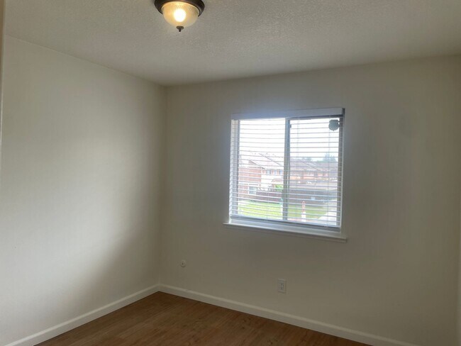 Building Photo - 3 Bedroom, 1.5 Bath Home in Parkway Neighborhood