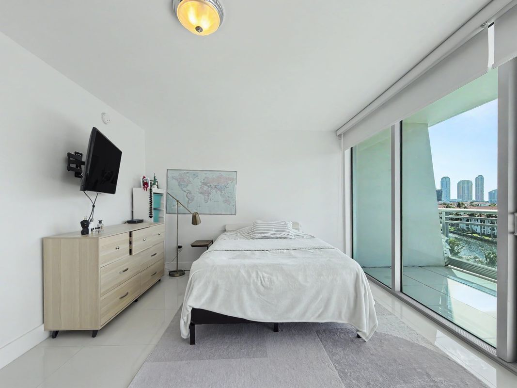 Building Photo - 2950 NE 188th St