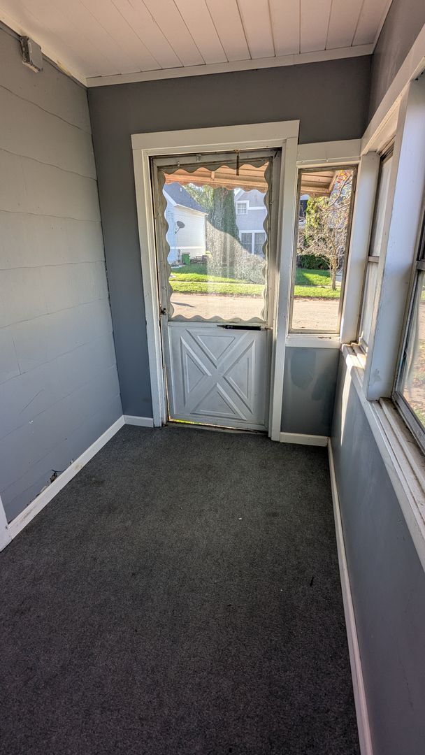 Building Photo - Welcome to this single-family home located...