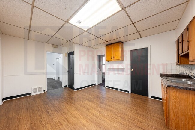 Building Photo - Cozy Single Family, CMHA tenants welcome!