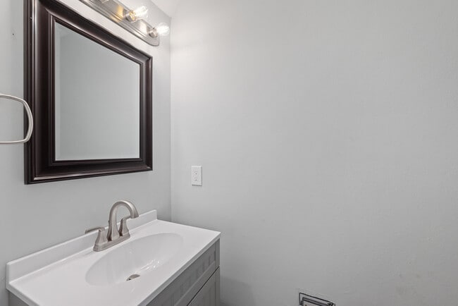 Building Photo - 253 Greenbrier Ave