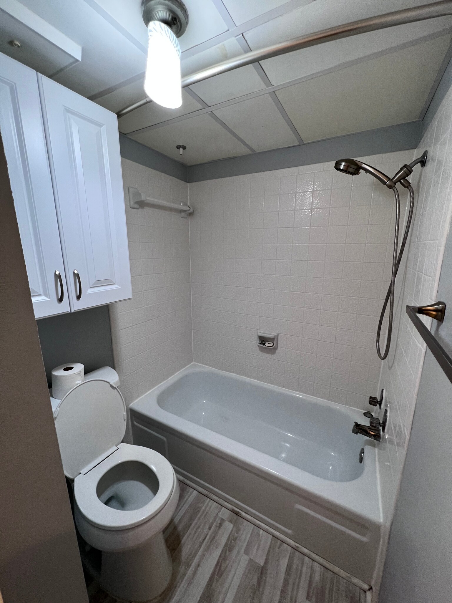Building Photo - 7076 N Holiday Dr