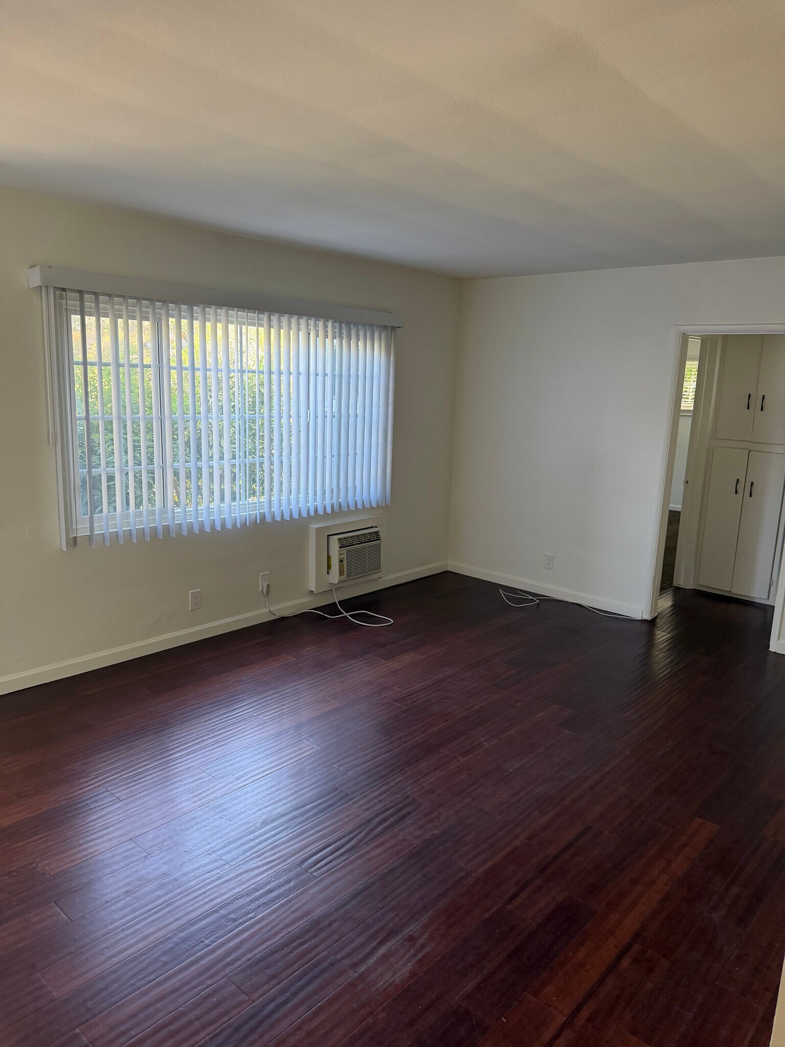 Building Photo - 2616 crestmoore pl