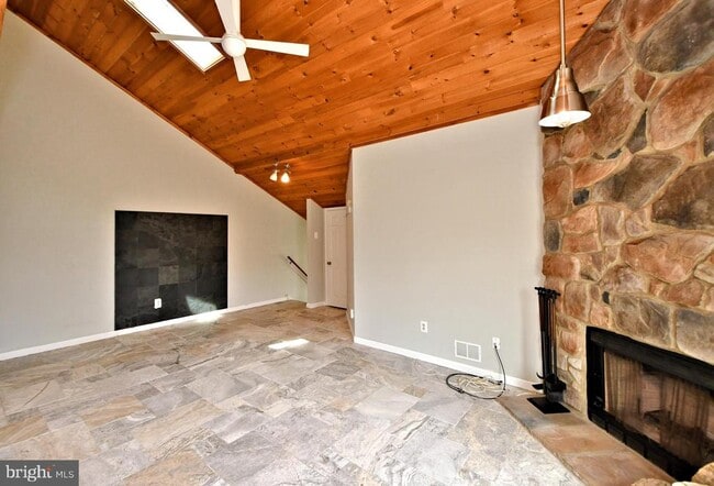 Building Photo - 122 Wheatsheaf Ln