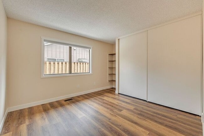 Building Photo - Single Level Ranch Style Home in Singing Woods!