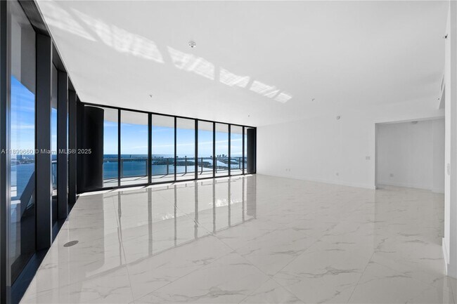 Building Photo - 700 NE 24th St