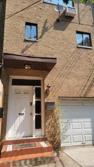 Building Photo - 6201 Spencer Terrace