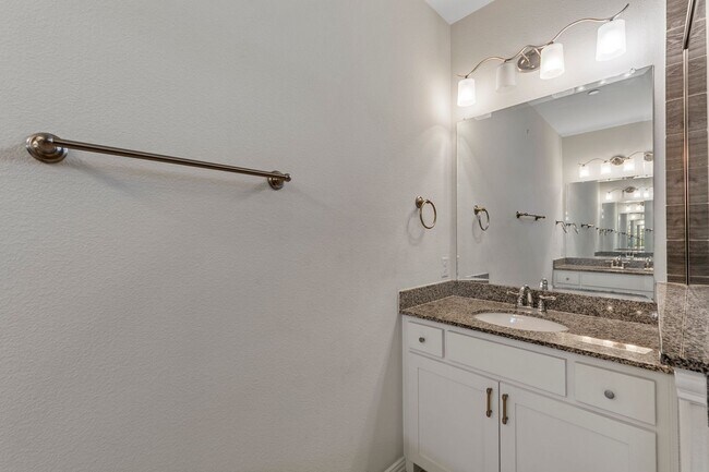 Building Photo - Luxury Townhouse
