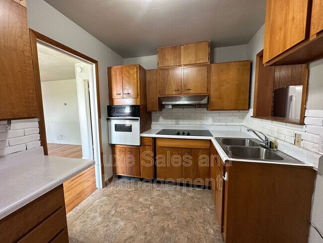 Building Photo - 206 E Myrtle Dr