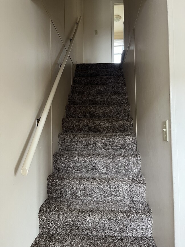 Building Photo - 611 Lincoln Way W