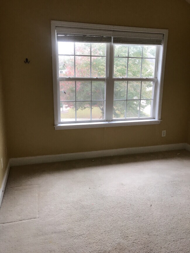 Building Photo - 535 Roland Manor Dr