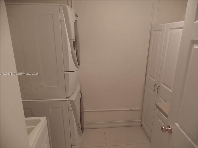 Building Photo - 1365 Majesty Terrace