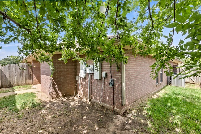 Building Photo - 912 Willow Pond St