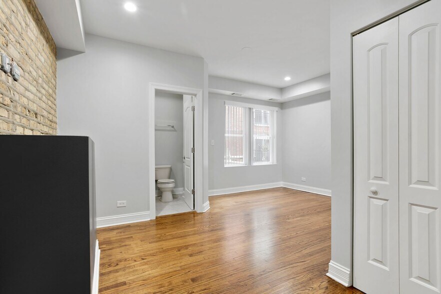 Building Photo - 2005 W Jarvis Ave