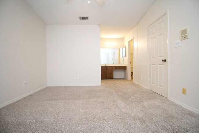 Building Photo - Spacious Sunrunner Place 2/2 Condo with Vaulted Ceilings, Community Pool & Prime Pensacola Location