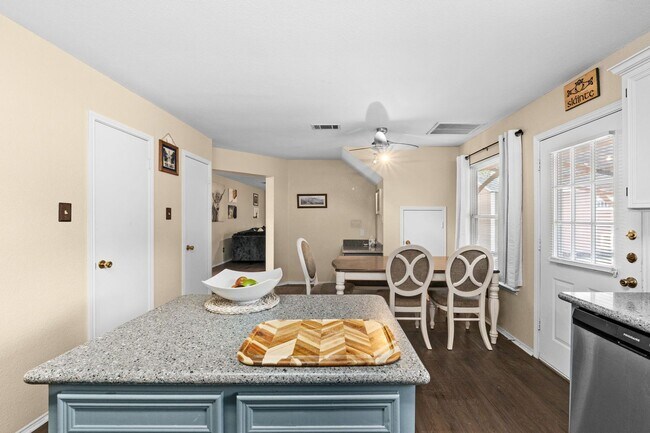 Building Photo - Texas sized home near the golf course