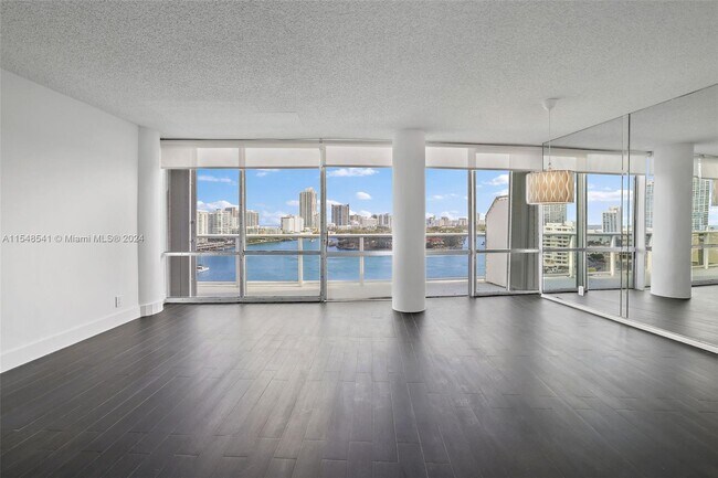 Building Photo - 900 Bay Dr