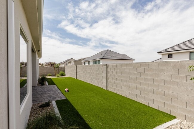 Building Photo - Stunning  4 bed | 3 bath | 3 car garage cu...