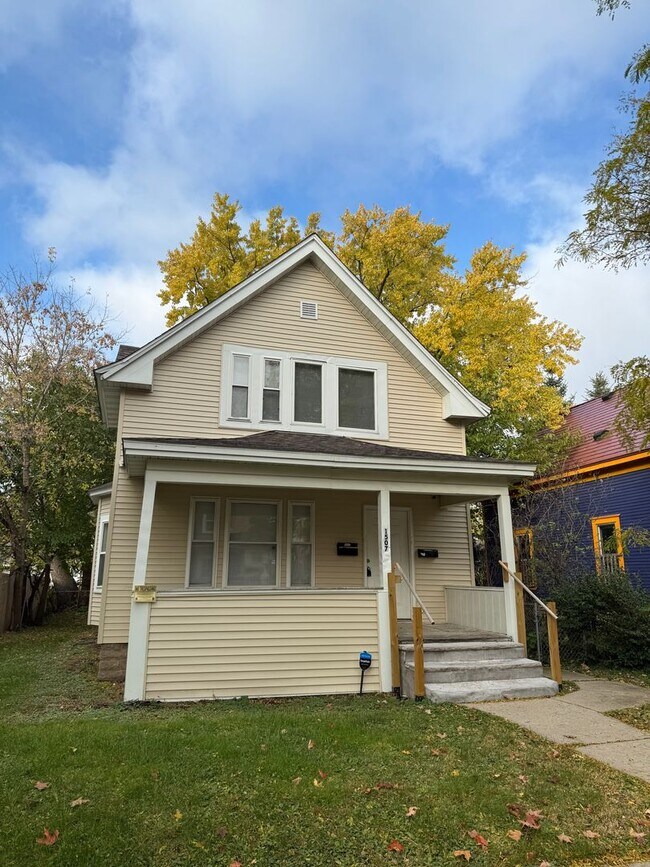 Building Photo - 1507 N Newton Ave