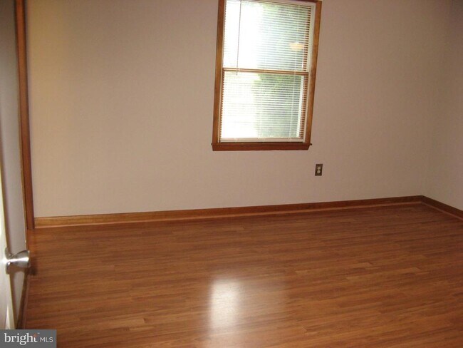 Building Photo - 104 Covington Ln