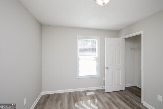 Building Photo - 105 Salem Pl