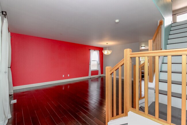 Building Photo - 1566 Jensen Ave