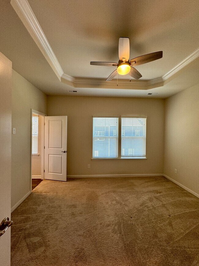 Building Photo - 3BR/2.5BA End Unit Townhome