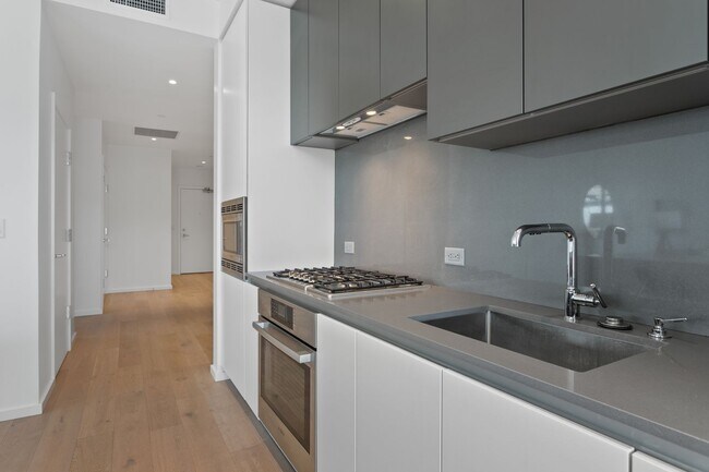 Building Photo - The Vista - 2 bed/2.5 bath Pearl District Condo w/parking/storage/concierge/most utilities/amenities