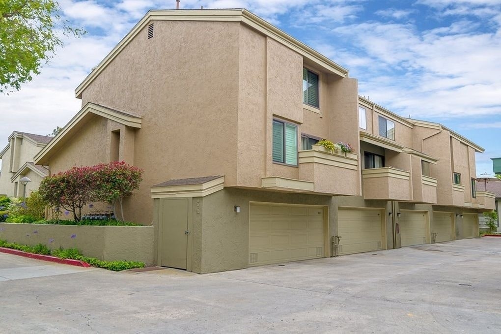 Building Photo - 3275 Caminito Eastbluff