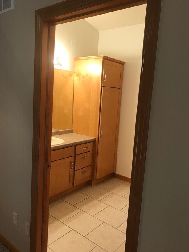 Building Photo - 2100 River Point Ct