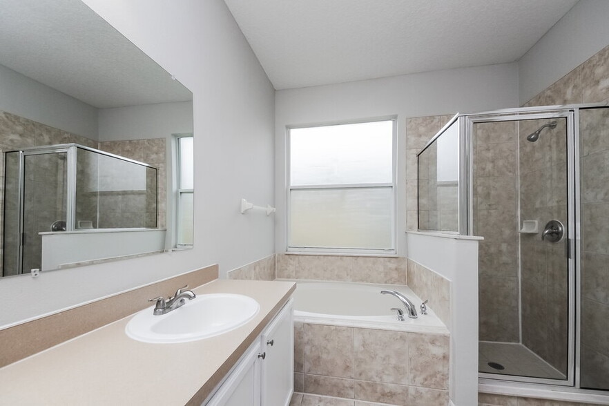 Building Photo - 2041 The Oaks Blvd