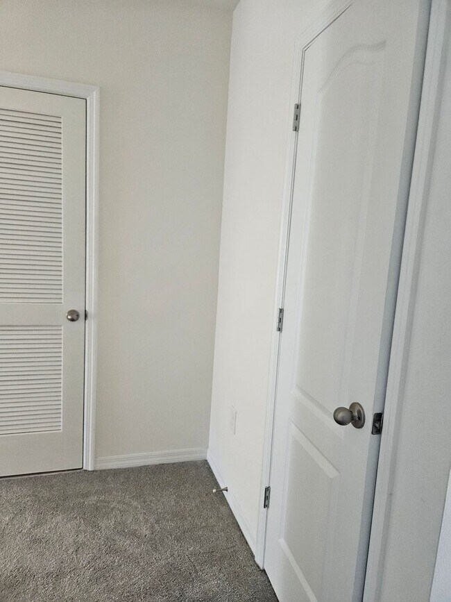 Building Photo - 3 BEDROOM 2 1/2 BATH TOWN HOME COMING SOON