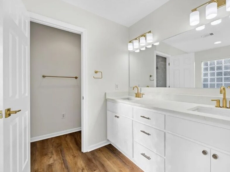 Master bedroom ensuite bathroom w/ double vanity - 198 Harbour Ln
