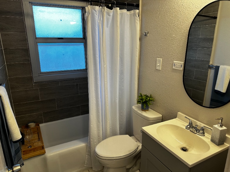 Building Photo - 220 S 25th Ave