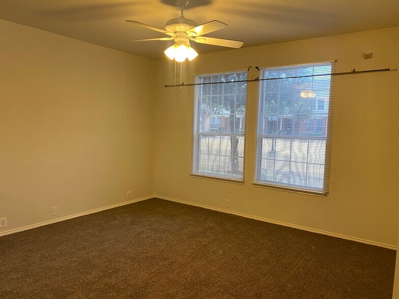 Living room - 2725 Hyde Park Dr