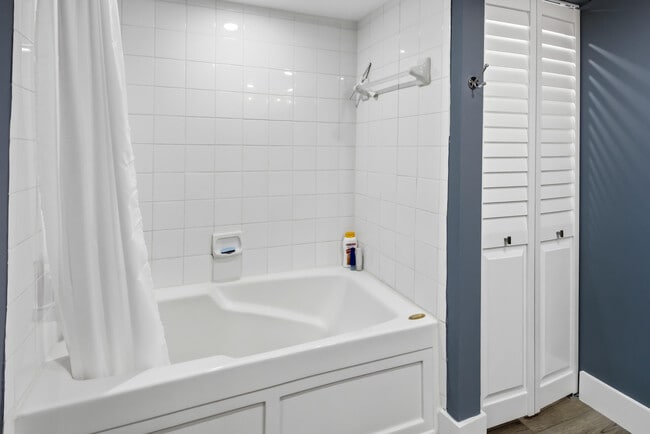 Building Photo - 520 SE 5 Ave