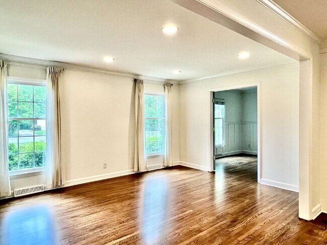 Building Photo - LUXURIOUS LANSDOWNE RETREAT!