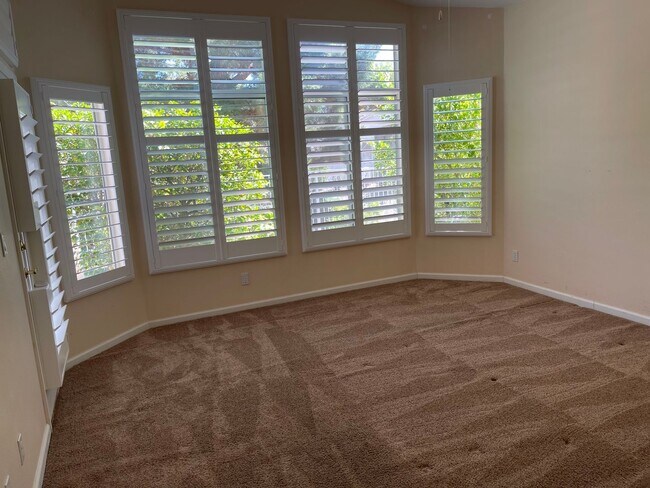 Building Photo - Charming 3-Bedroom Home Backing to Greenway with Golf Course Access