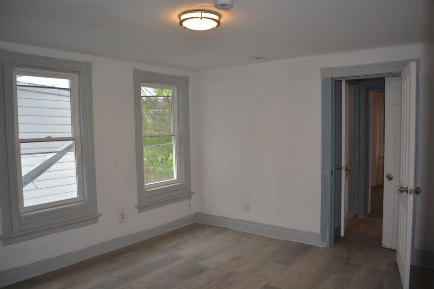 Building Photo - 711 Roberts St