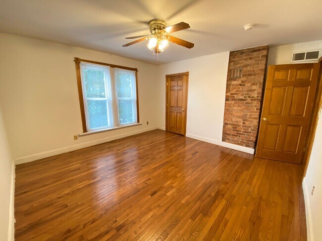 Building Photo - Highland 1557-1559 1557HSLLC