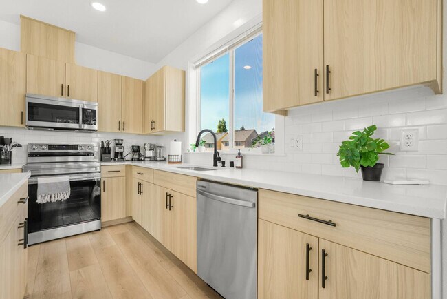 Building Photo - 3309 NE 42nd Pl