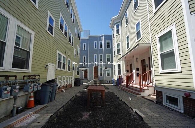 Building Photo - 15 Marney St