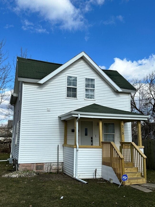 Building Photo - 215 E North - 4 Bedroom/1 Bathroom Home Do...