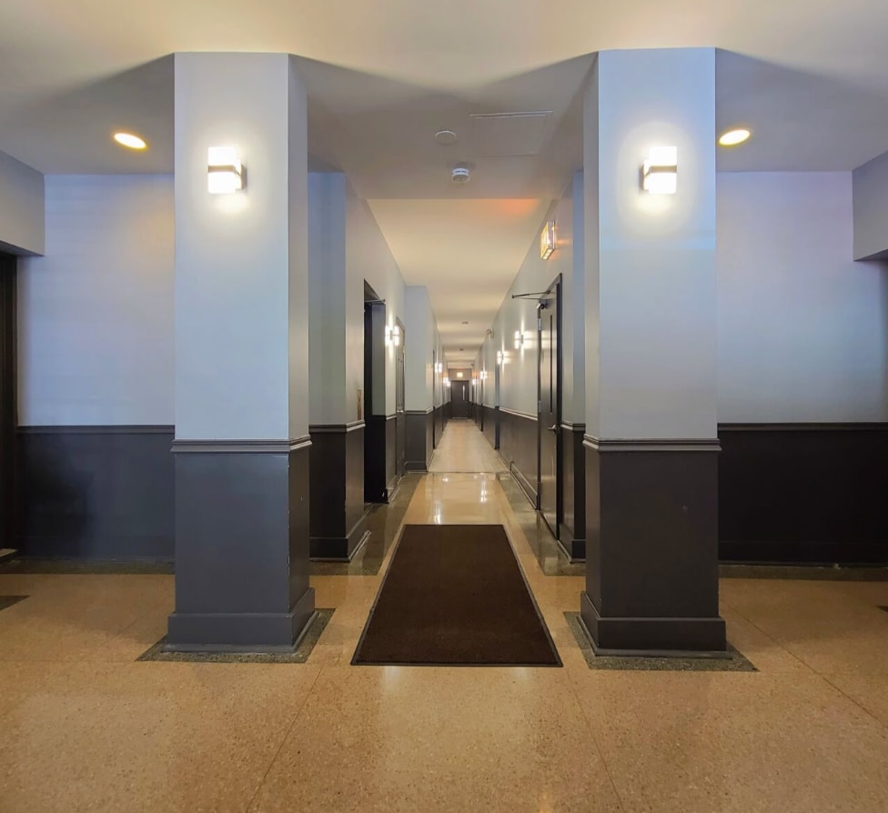 Building Photo - 917 W Dakin St