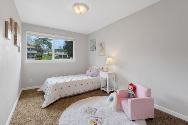 Building Photo - Wonderful 4 Bedroom, 3 Bath Home in Federal Way with Double Balconies and Family Room!
