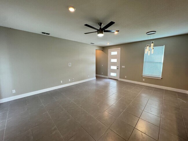 Building Photo - Spacious 4-Bedroom Home in Poinciana – Internet Included & No HOA Approval Required