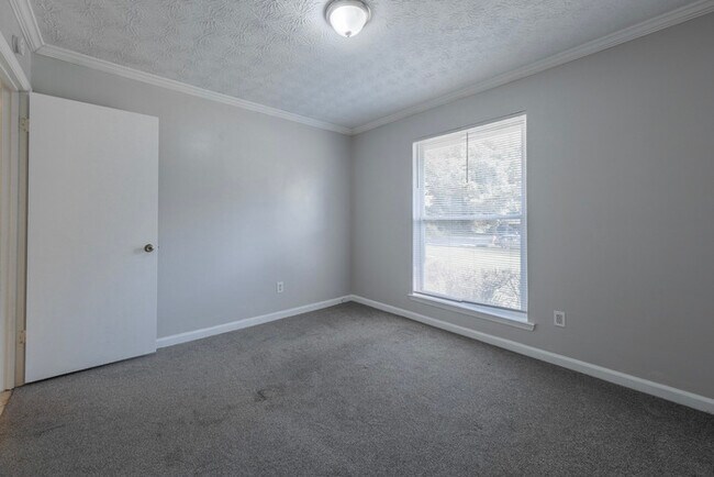 Building Photo - Cozy 3-Bedroom Rental with Fireplace & Mod...