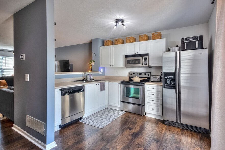 Building Photo - 7236 Colonial Affair Dr
