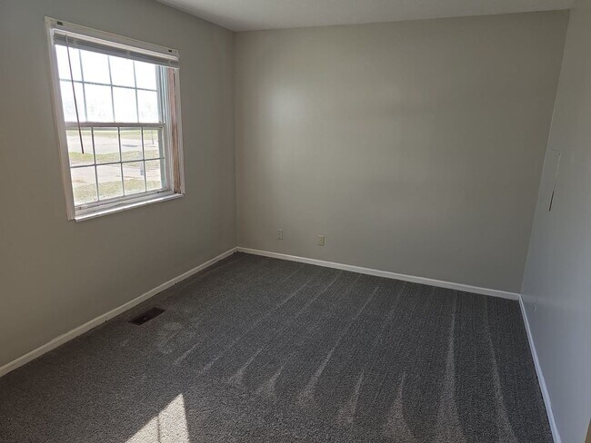Building Photo - Spacious Townhouse Living Just Outside Downtown Woodburn
